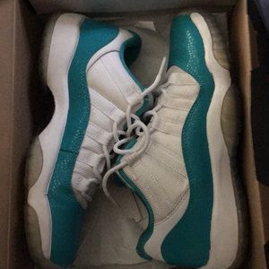 air jordan 11 low blue snakeskin grade school